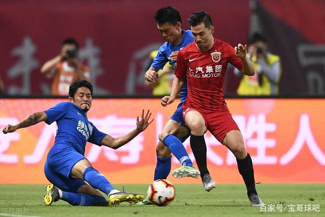 包含上海上港队在主场以一球小胜江苏苏宁的词条