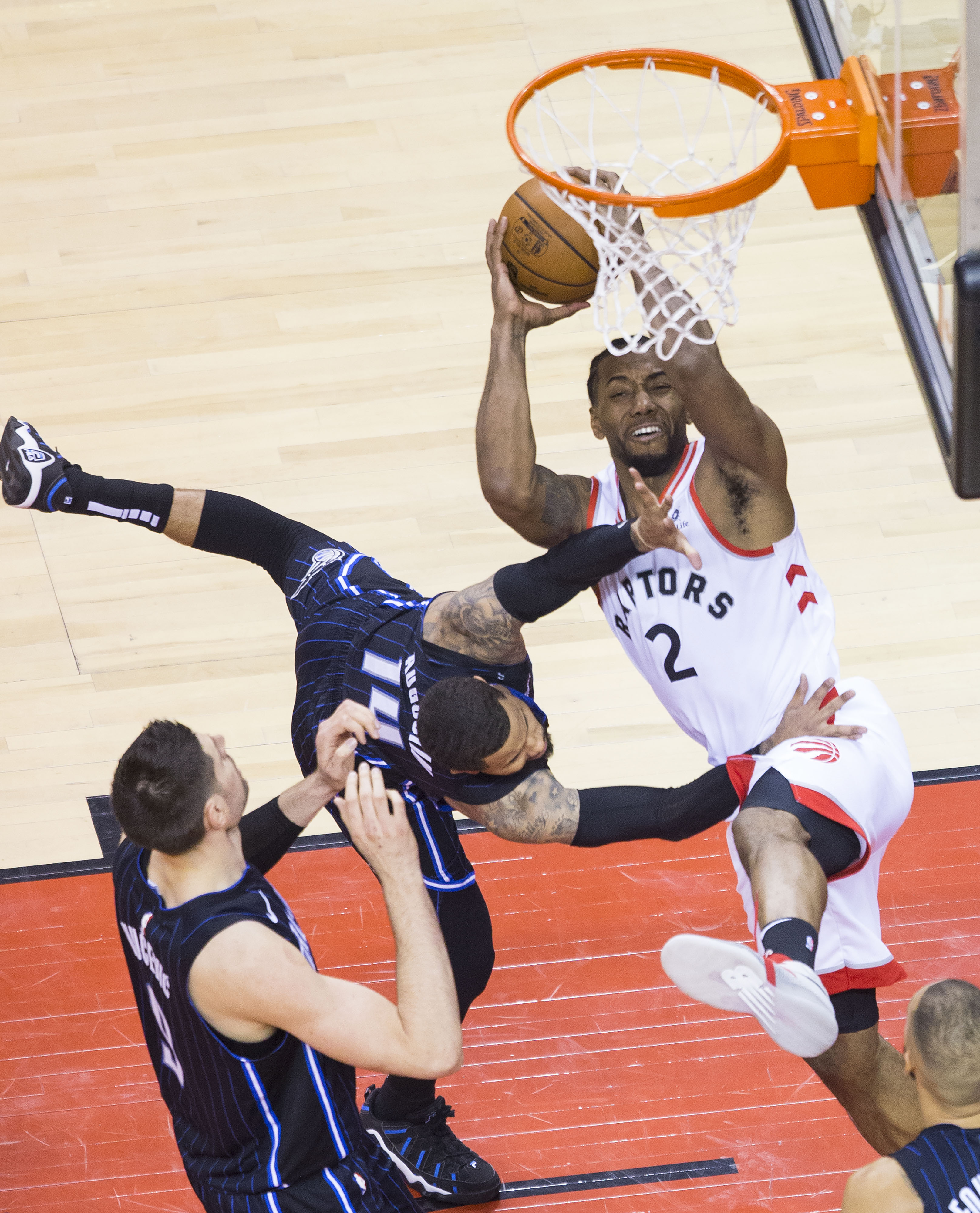 猛龙客场胜勇士,莱昂纳德再献神奇表现 猛龙客场胜勇士,莱昂纳德再献神奇表现