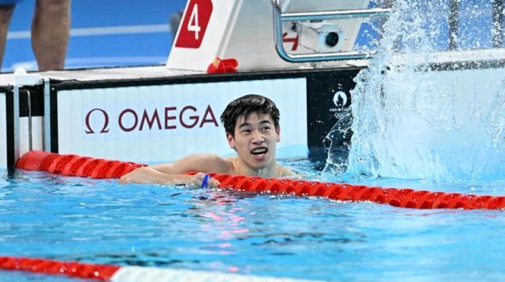 世界纪录再次被打破，游泳选手荣膺金牌