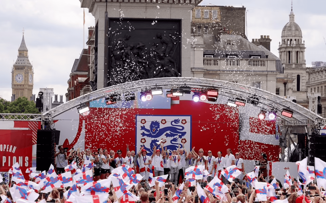 九游体育-包含欧洲国家锦标赛赛场上的气氛轻松愉快的词条
