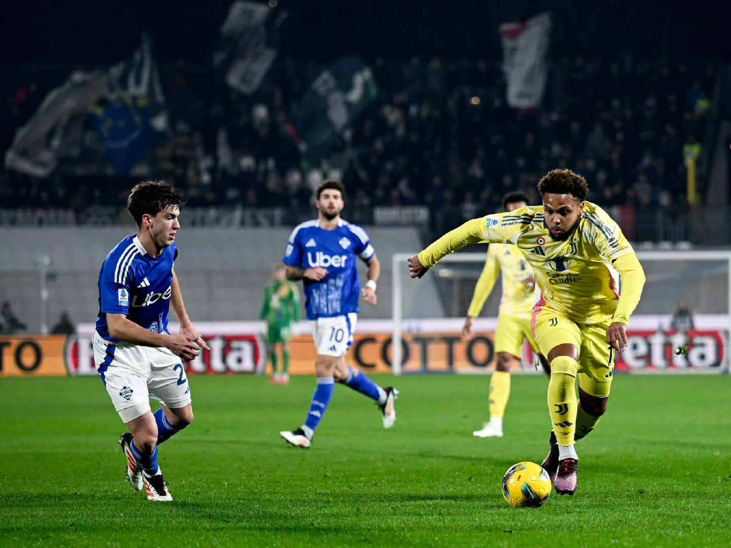 尤文图斯中场出战欧冠前进行磨合 尤文图斯中场出战欧冠前进行磨合