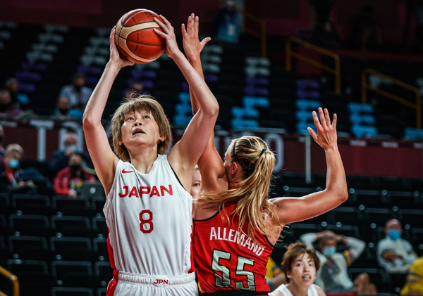 包含日本队险胜韩国队，黄鸭组合高光表现的词条