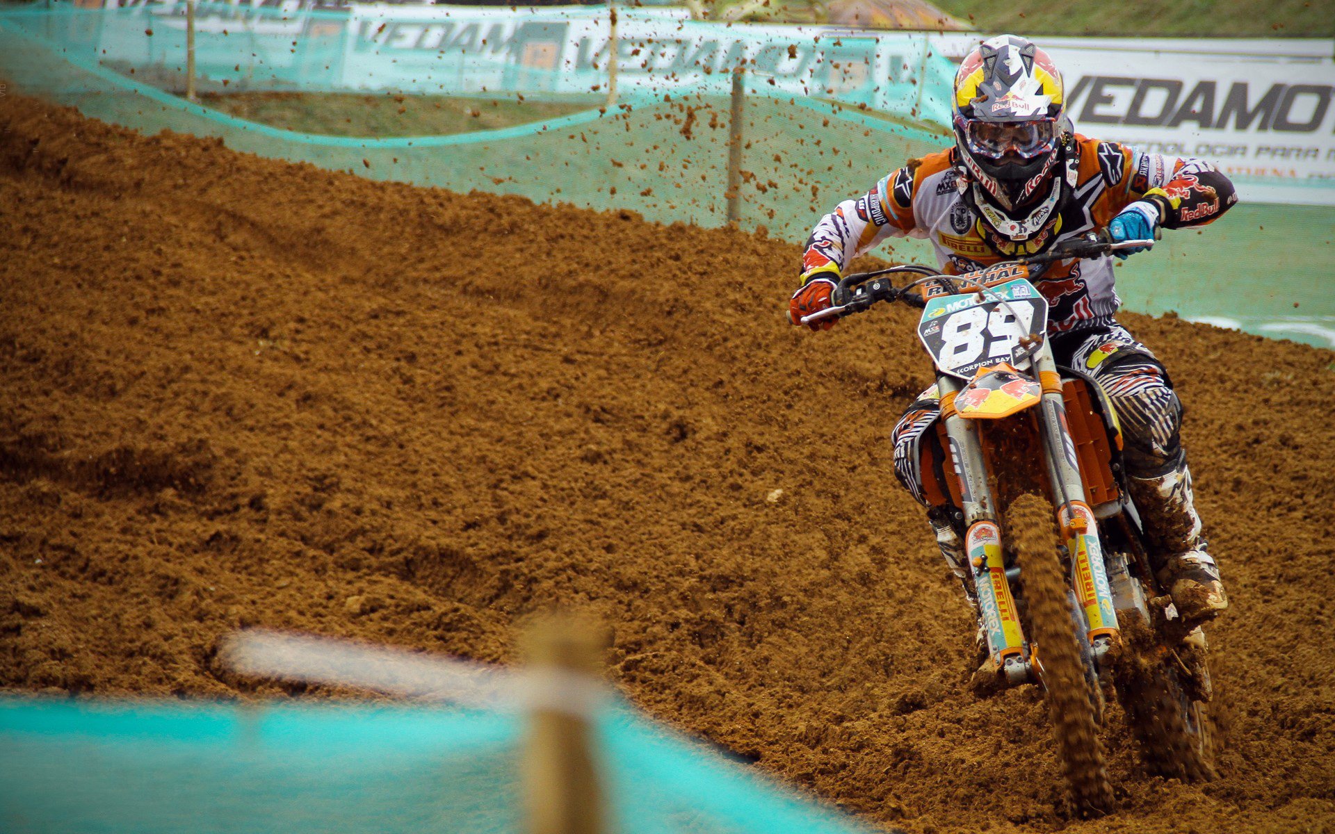 赛道上的心跳时刻，拉塞尔状态火热，迈凯伦绝杀阿斯顿马丁